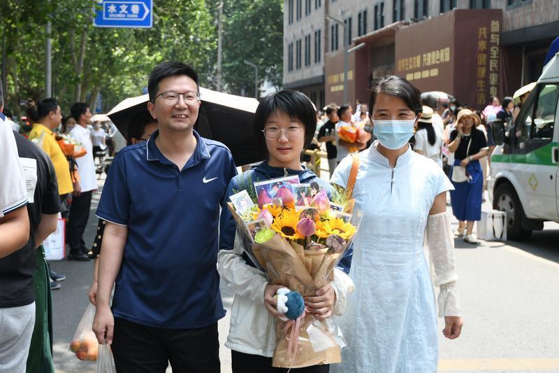 在西安市第八十二中学考点，考生和家人合影。记者 郝钟毓 实习生 郝雨辰一摄