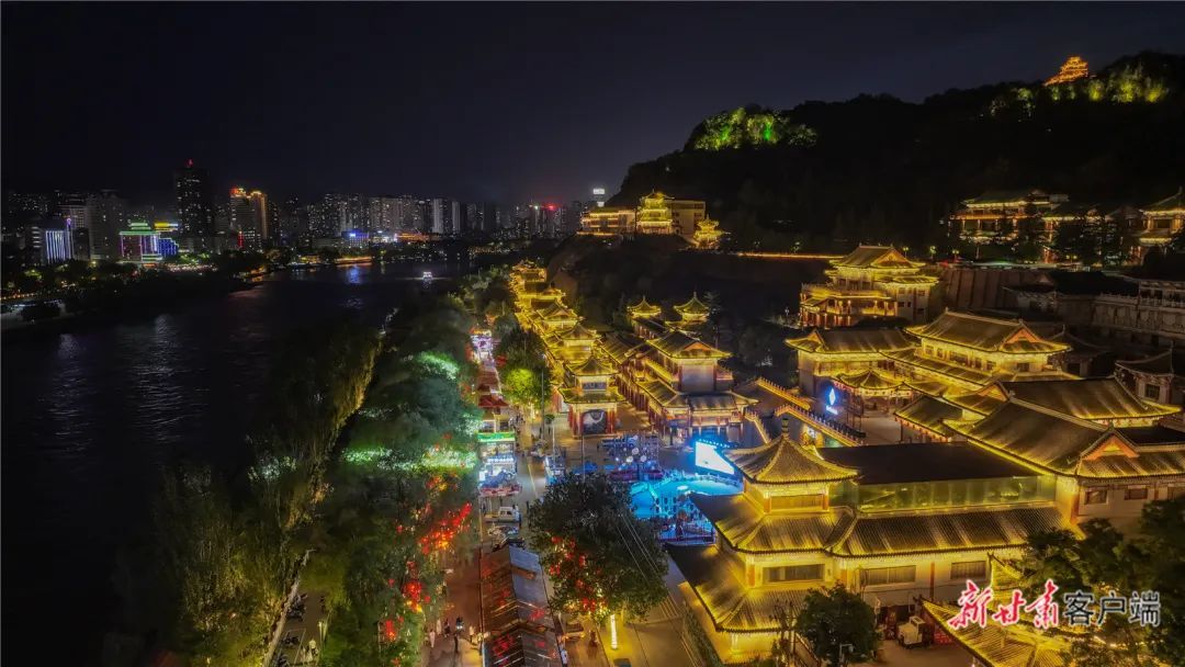 夜色渐浓,兰州市金城关景区的古建筑群亮起华灯,流光溢彩。新甘肃·甘肃日报记者 马伊星