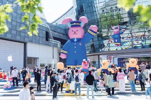 游客在恒隆广场驻足拍照