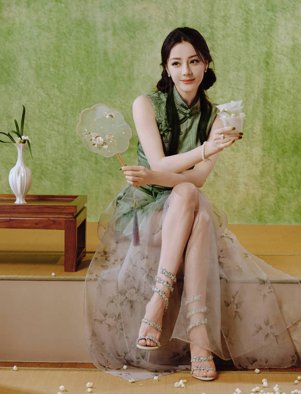 迪丽热巴身姿曼妙,一双纤细美腿白嫩吸睛。