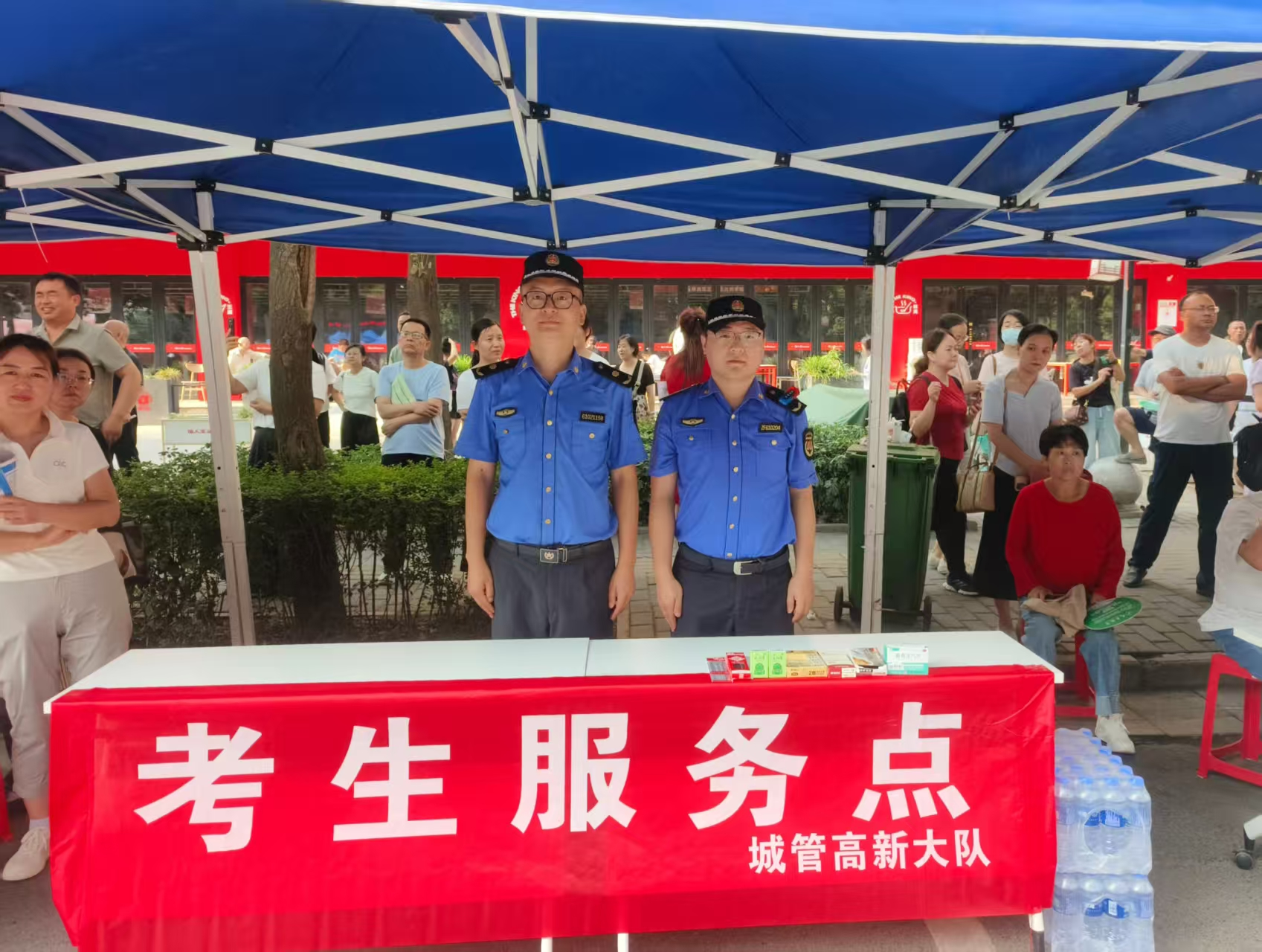 少年提笔追梦 城管贴心护航