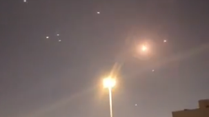 现场视频：伊朗袭击美军基地，导弹飞过卡塔尔上空