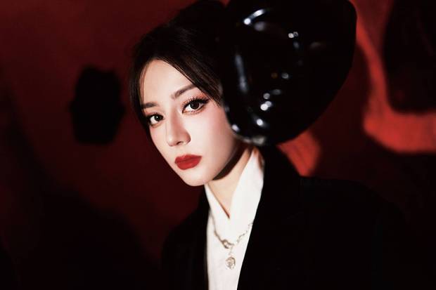 迪丽热巴红唇烈焰。
