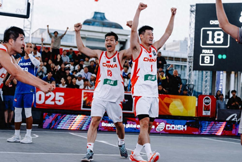 中国队球员在赛场上庆祝。图片来自国际篮联官网