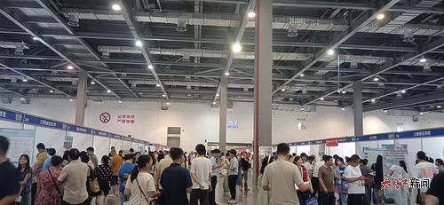 高考志愿填報現(xiàn)場咨詢會現(xiàn)場。
