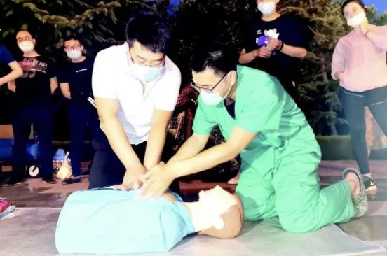 张军桥在潍坊人民广场摆"科普地摊”，向市民教授心肺复苏技能。