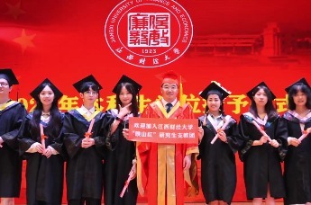 学位授予拨穗礼成 江西财经大学校长邓辉祝各位学子一路生花