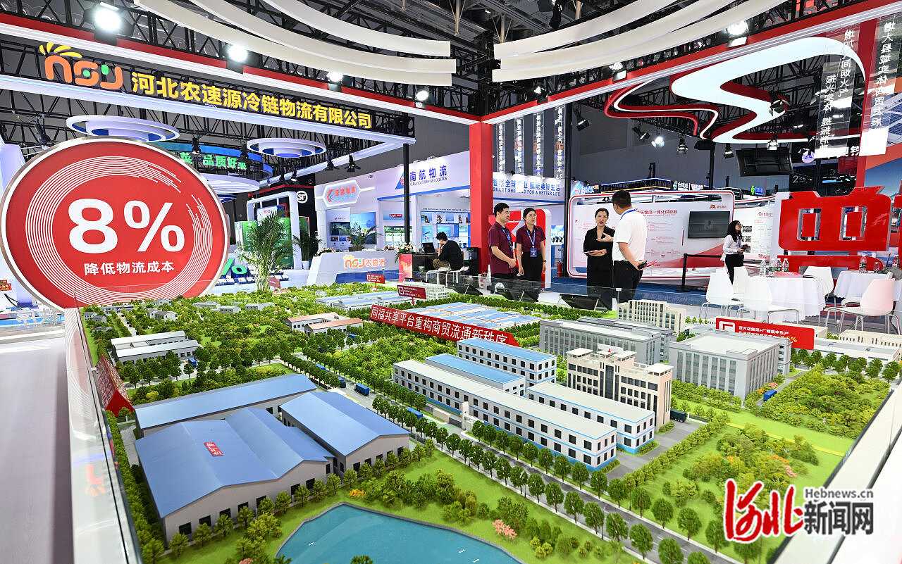 6月16日，观众在2025年中国·廊坊国际经济贸易洽谈会降低全社会物流成本案例展参观。.jpg