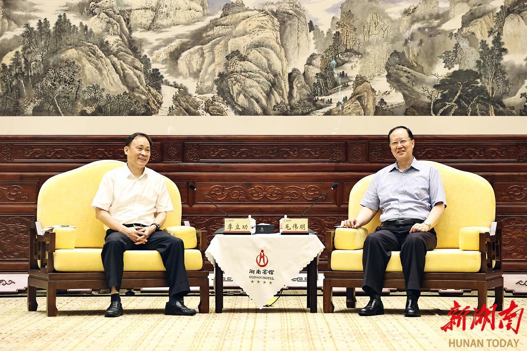 毛伟明与李立功交流。
