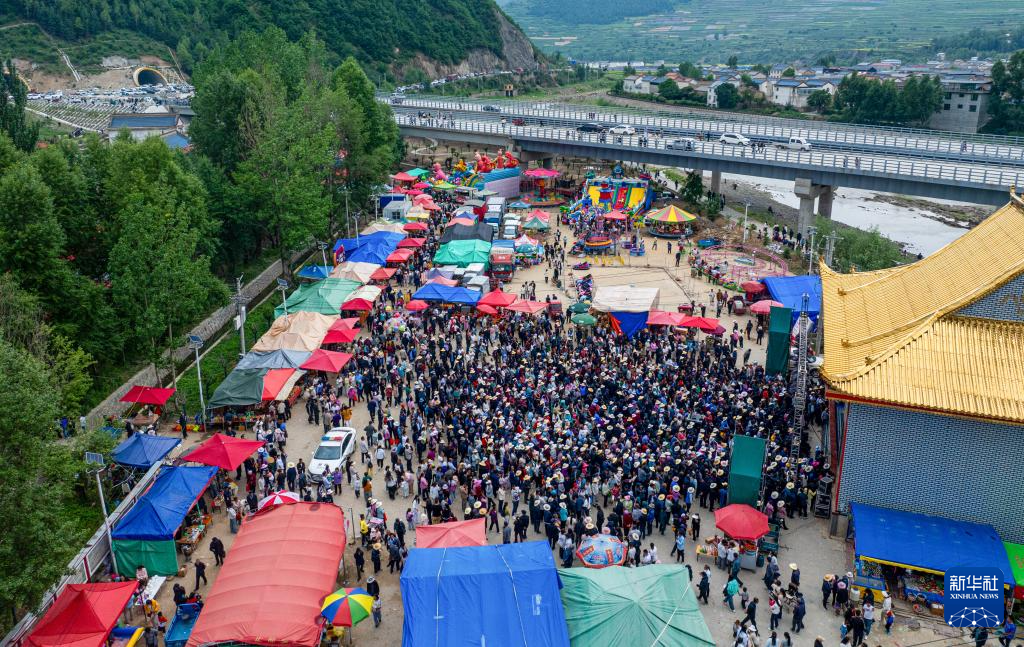 6月16日，在甘肃省定西市岷县西寨镇，当地群众参加“大庙滩花儿会”（无人机照片）。新华社发（陈忠　摄）