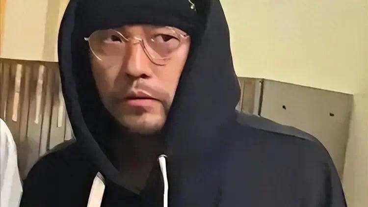 不死癌症击倒周杰伦，音乐天才被疾病困扰，简单动作都成挑战封面图