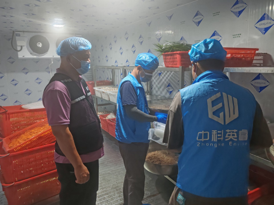 ▲三水区市场监管局委托第三方检测公司对佛山市三水区科创实验学校食堂进行抽检。