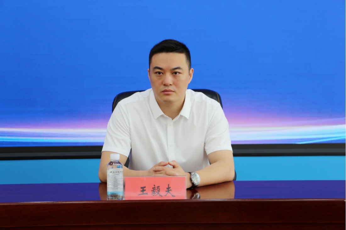 新疆阿勒泰地区教育局副局长王毅夫（陈默摄）