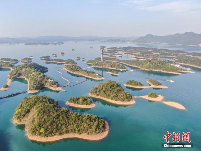 图为位于江西省九江市的庐山西海，一湖春水碧波万顷，水天一色，一个个岛屿星罗棋布，风景美如画。(资料图)刘力鑫 摄