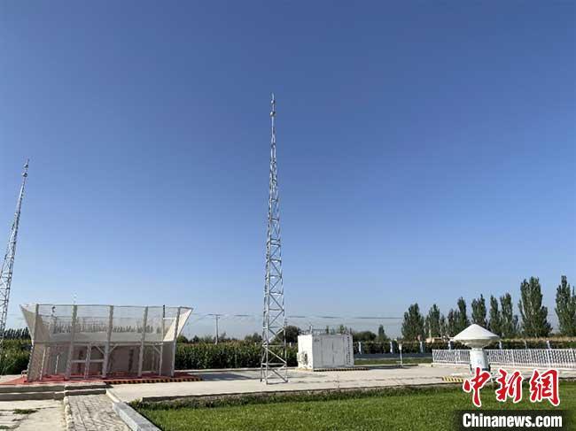 2022年8月15日,甘肃首套地基遥感垂直观测系统在酒泉国家基准气候站完成建设任务,遥感垂直观测融合数据产品正式生成。资料图 甘肃省气象局供图