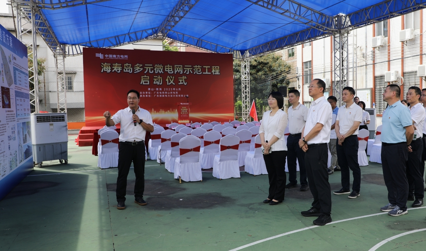 听取项目介绍(赵艳 摄)