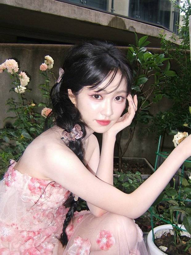 杨肸子身穿粉色碎花裙。