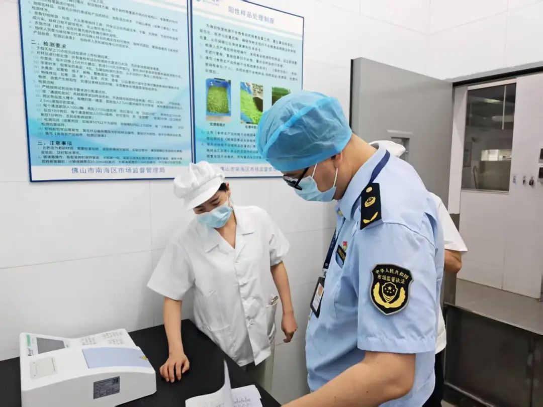 ▲南海区市场监管部门工作人员检查中考考点的蔬菜农残检测设备情况。