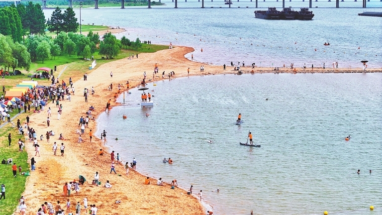 不少市民在南昌市西湖區(qū)萬紫灘、千紅灘沉浸式消暑。
