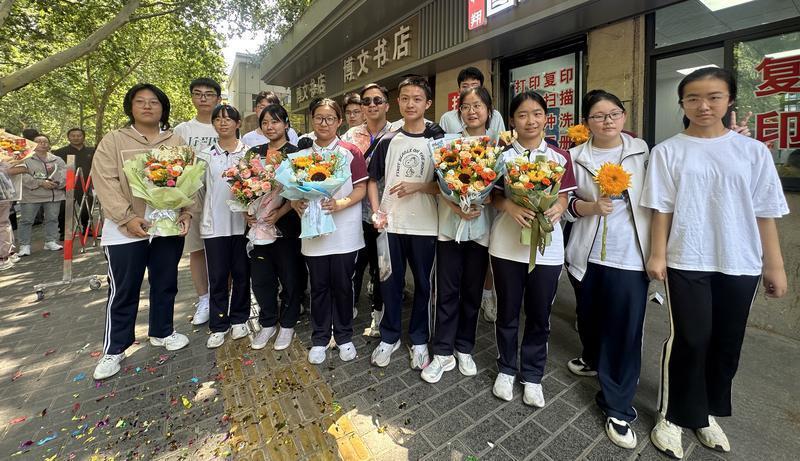 师生合影留念。首席记者 程静摄