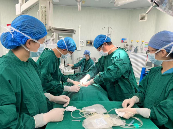 图为:多学科合作助力市一医院首例儿童异基因造血干细胞移植成功。