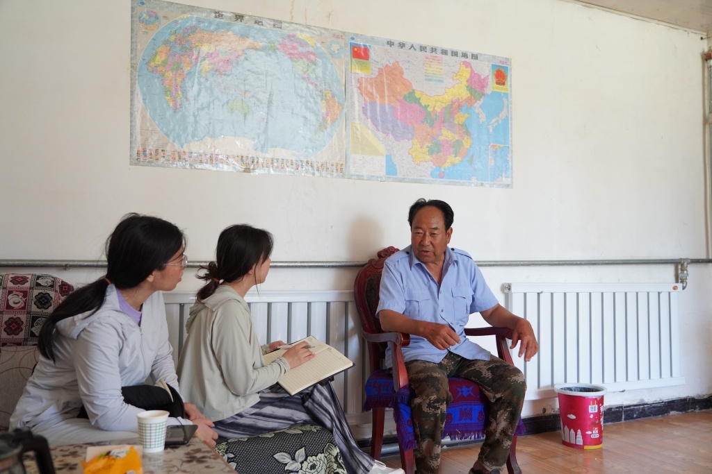 图2　调查组成员在肃南裕固族自治县就传统水利管理制度进行入户访谈
