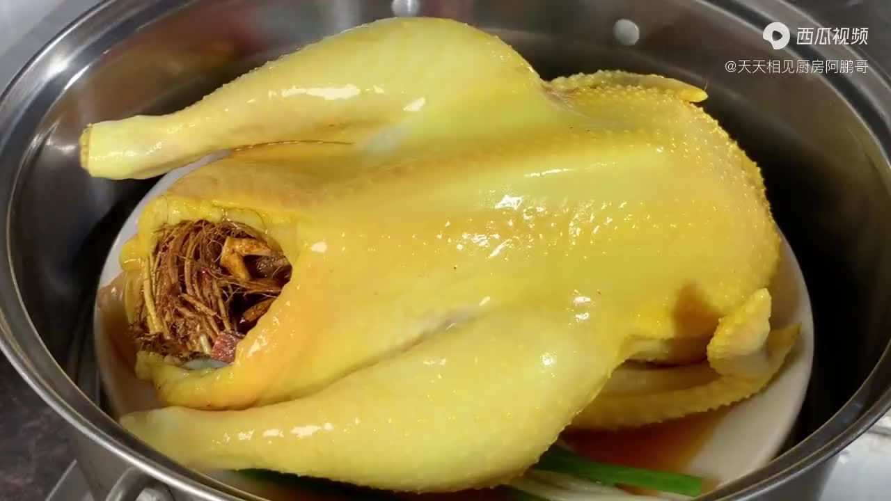 广东“隔水蒸鸡”正确做法，皮脆肉嫩，鲜香入味，比白切鸡还好吃