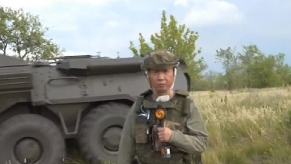 凤凰记者卢宇光：受了点小伤