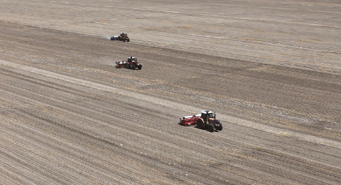 智能终端的农机装备在田间地头自由穿梭,成为新主角。