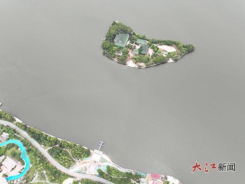 位于南昌象湖風(fēng)景區(qū)湖心島的豫章書院與鋼浮橋