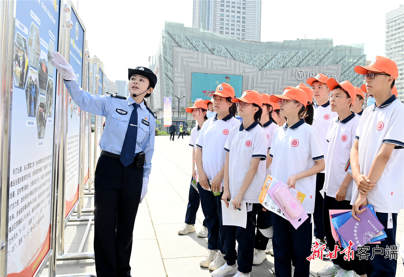 民警向青少年宣讲禁毒知识