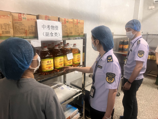 ▲三水区市场监管局联合西南市场监管所到河口中学开展中考前食堂食品安全监督检查。