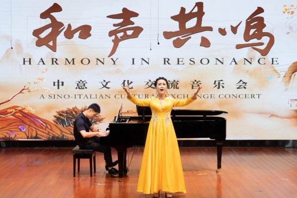 女声独唱《我爱你中国》