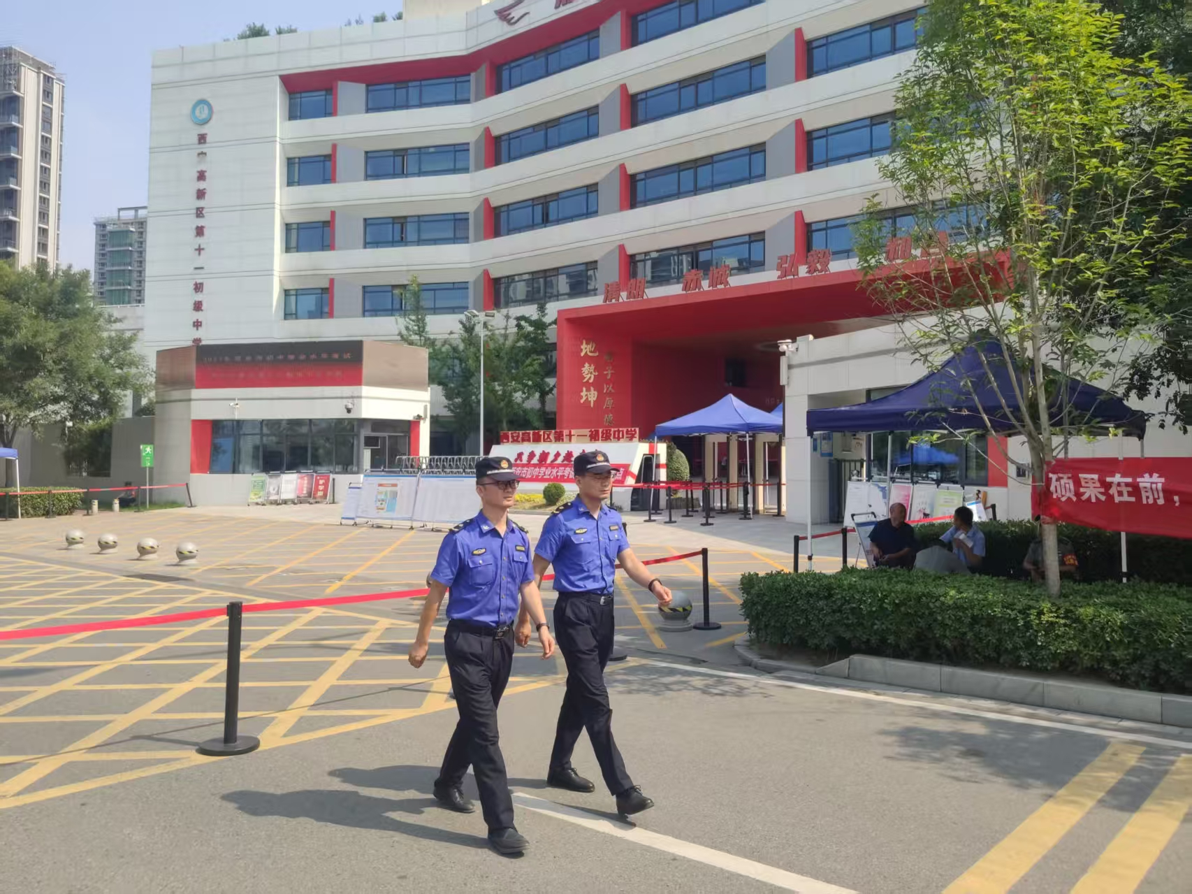 少年提笔追梦 城管贴心护航