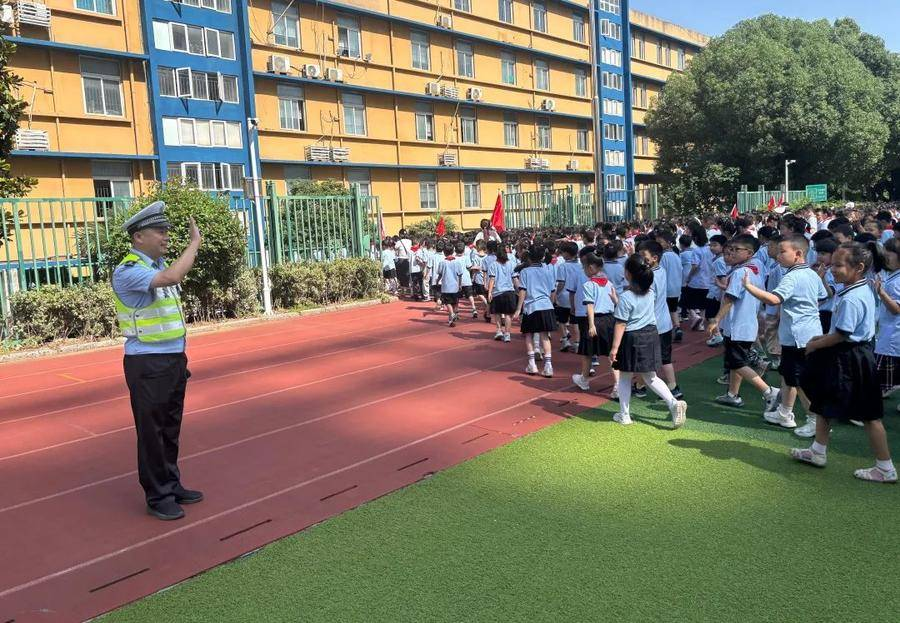 合肥蜀山：快乐过暑假，安全不“放假”！蜀山交警进校园送上“安全锦囊”