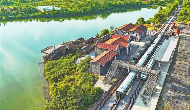 這座由廢棄礦廠改造的影視基地，打造出別具特色的火車主題拍攝場景。