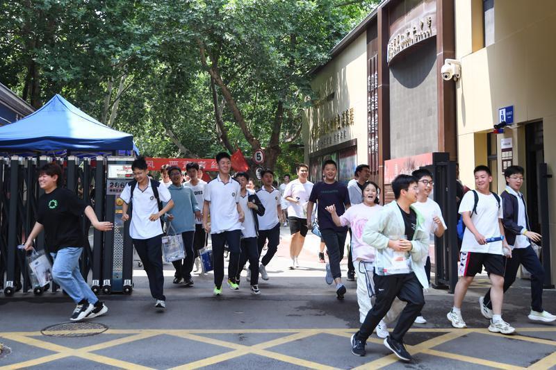 在西安市第八十二中学考点，考生下考后飞奔而出。记者 郝钟毓 实习生 郝雨辰一摄