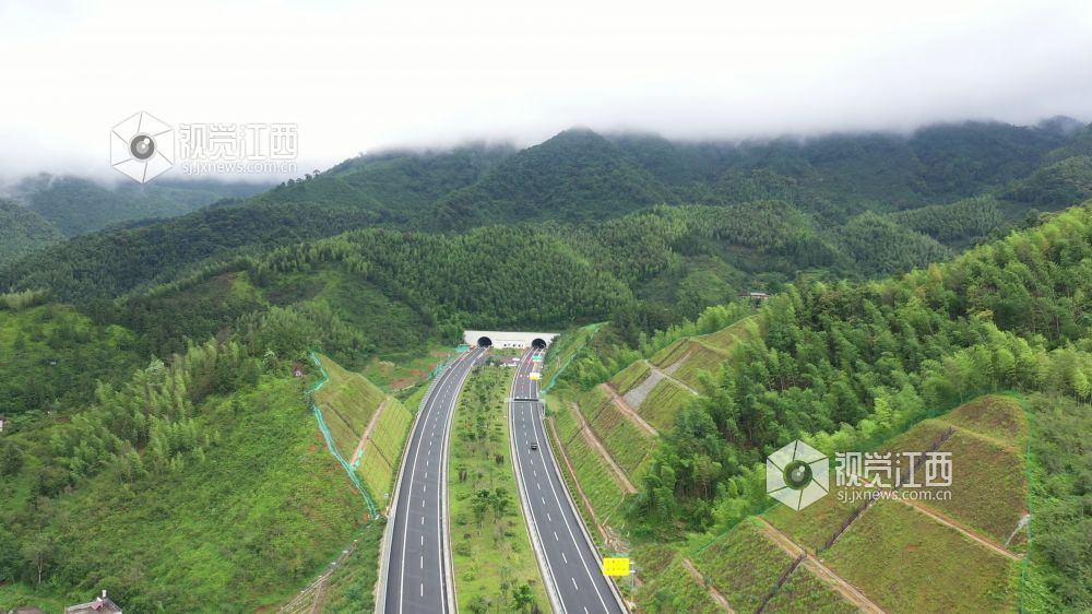 2025年6月23日，江西交投集团投资建设的遂川至大余高速公路各项建设进入收尾冲刺。