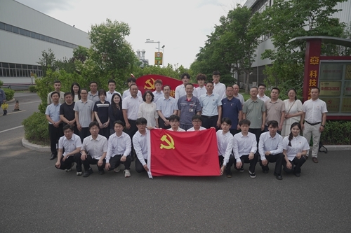 青岛职业技术学院师生与郭锐在郭锐工作室门前合影