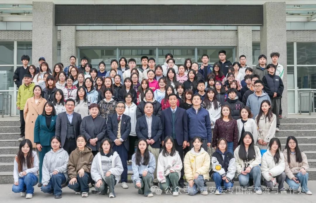 日本东亚大学渡边靖志一行与师生合影留念（第二排左四松本 聪，左五渡边 靖志）