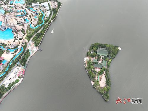 位于南昌象湖風(fēng)景區(qū)湖心島的豫章書院與鋼浮橋