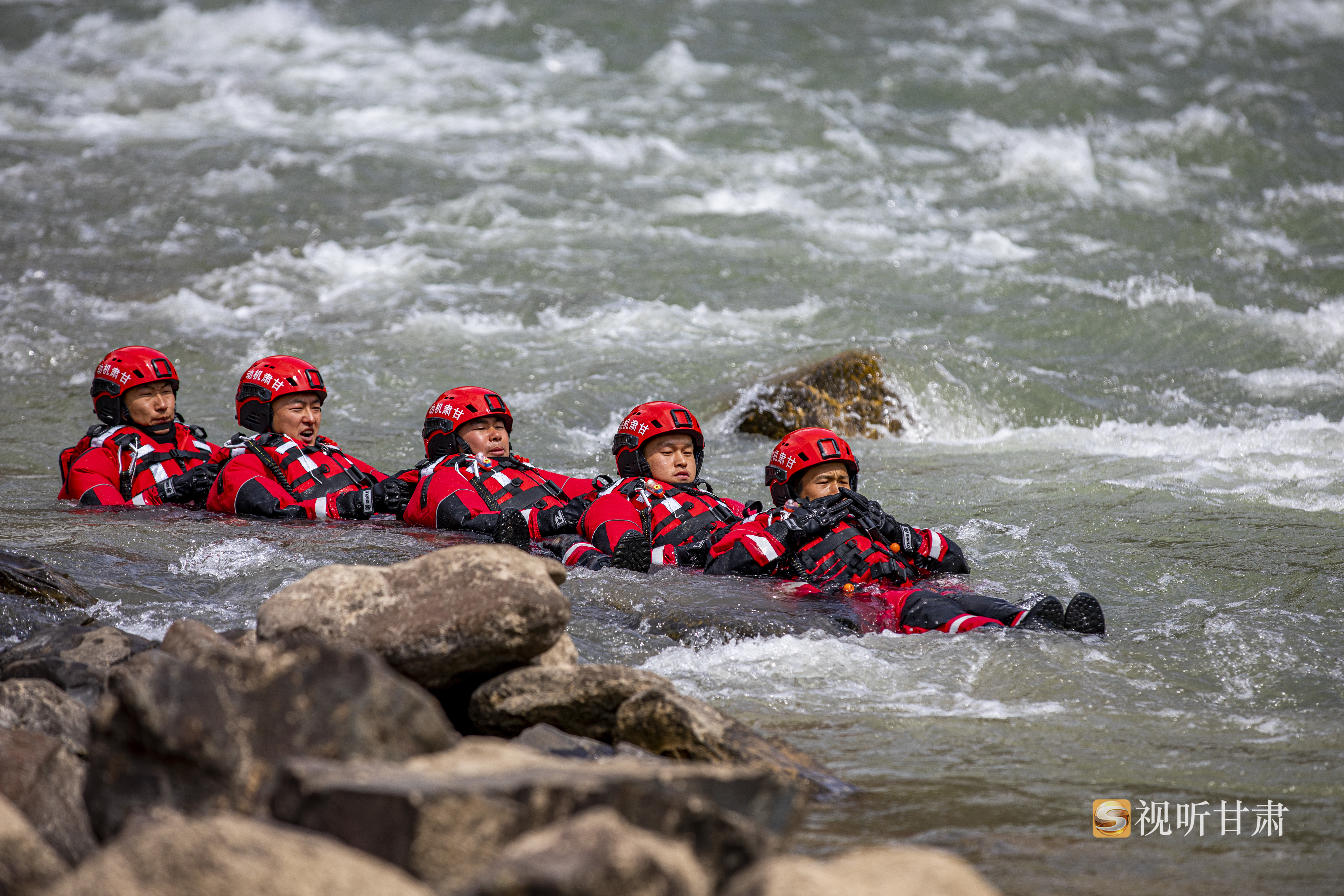 消防救援进行团漂训练