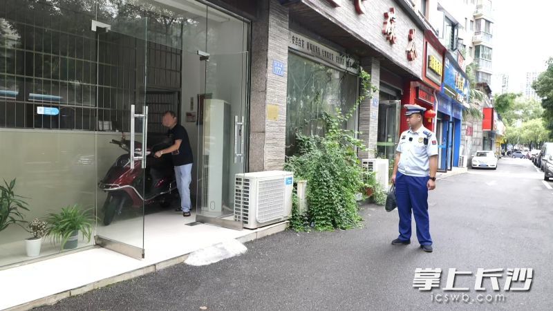 车主张某将电动摩托车停至安全区域。长沙晚报通讯员 寻艳 摄