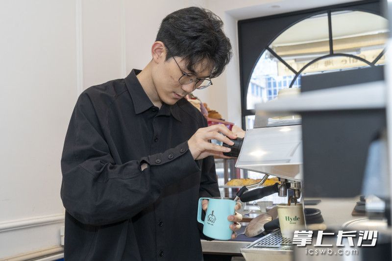 在海德咖啡门店里，老板刘明昊正在为顾客制作咖啡。均为长沙晚报全媒体记者 周数邑 摄