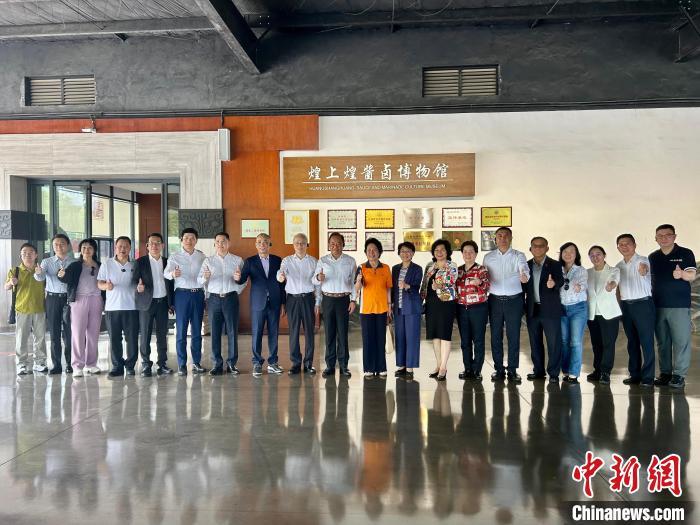 圖為25日，香港企業(yè)家考察江西煌上煌集團食品股份有限公司。朱瑩 攝