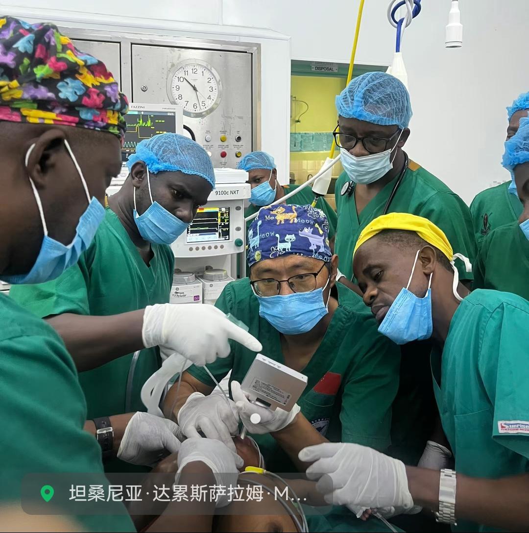 张军桥将中国先进的麻醉技术传授给当地医护人员。