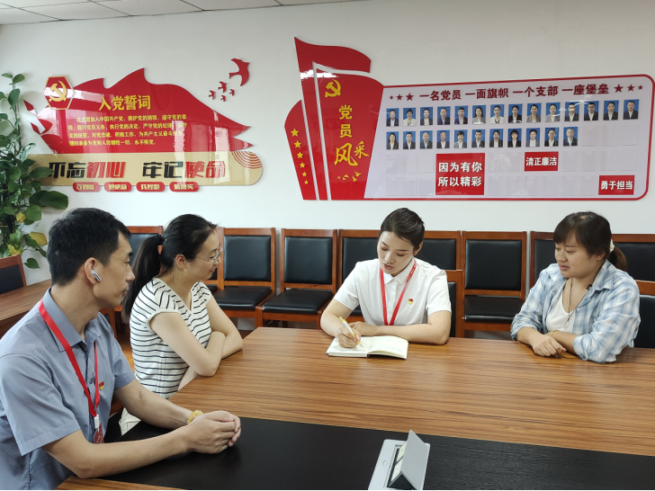 图：江苏省南京分公司组织营销员党员开展金牌调解行动