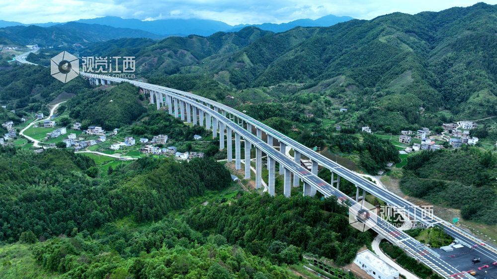 2025年6月23日，江西交投集团投资建设的遂川至大余高速公路各项建设进入收尾冲刺。