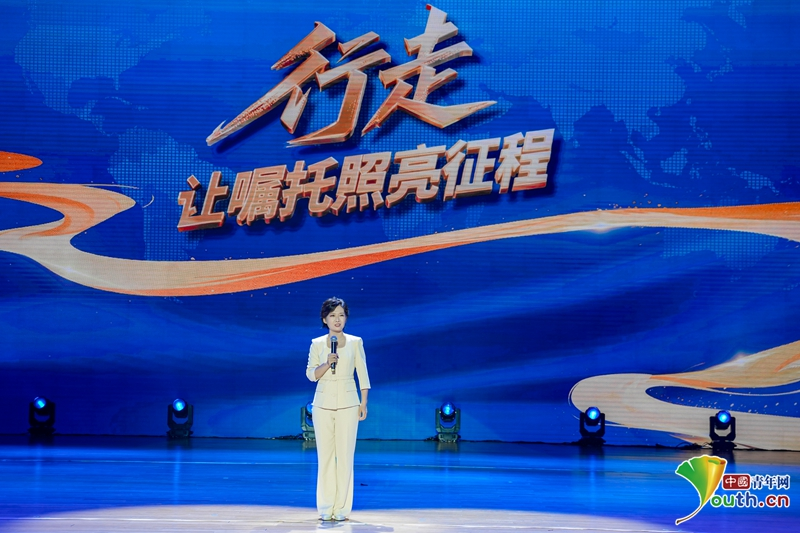 郑州大学思政课教师周荣方为大学生们上思政课。中国青年网记者李华锡 摄