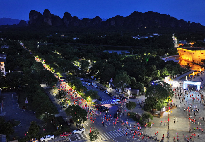 2025年“龙虎天下绝”龙虎山荧光夜跑举行 解锁山水夜游新体验